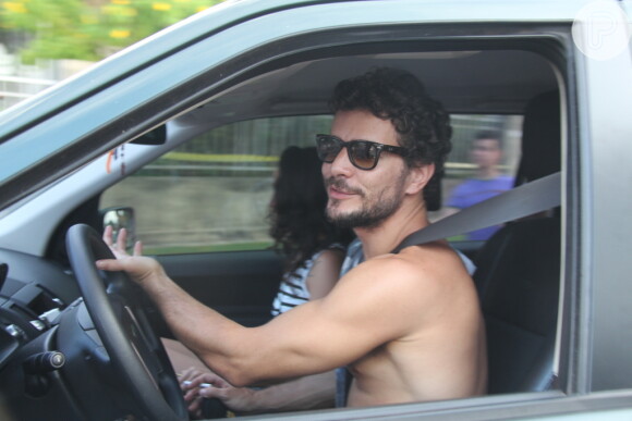 Daniel de Oliveira vai embora dirigingo o próprio carro
