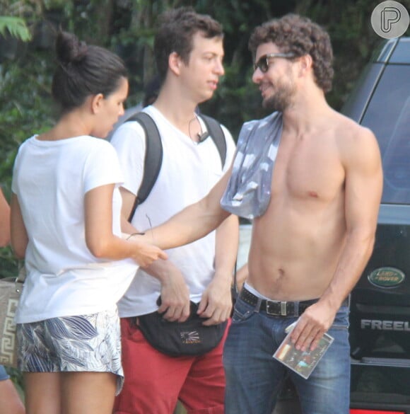 Daniel de Oliveira e Mariana Rios se despedem após filmar 'Orfãos do Eldorado', em 27 de agosto de 2013