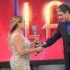 Susana Vieira recebe troféu Mário Lago das mãos de William Bonner