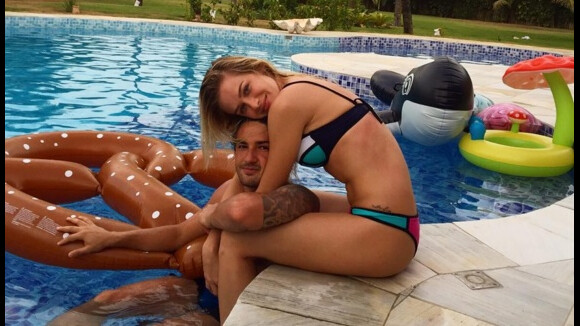 Fiorella Mattheis curte dia de piscina ao lado do namorado, Alexandre Pato