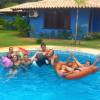 Fiorella Mattheis e Alexandre Pato curtem piscina ao lado de família da atriz