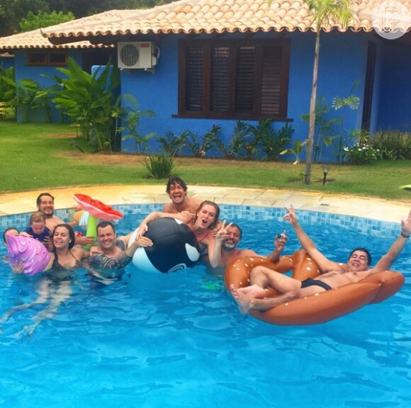 Fiorella Mattheis e Alexandre Pato curtem piscina ao lado de família da atriz