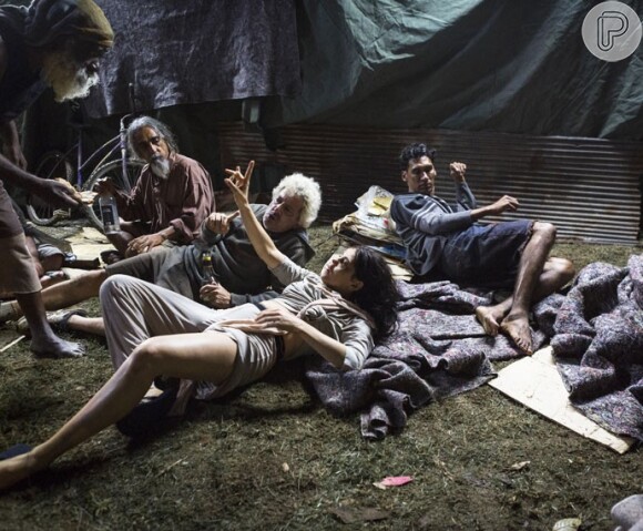 Nelita (Bárbara Paz) vai morar com mendigos após descobrir golpe de Orlando (Eduardo Moscovis)