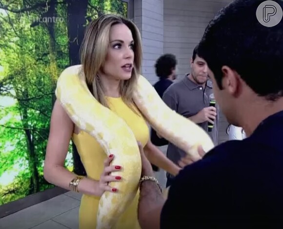 Ana Furtado apresenta o 'Encontro com Fátima Bernardes' com cobra no pescoço