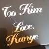 Kanye West mostra uma das embalagens dos presentes que deu para Kim Kardashian de Natal