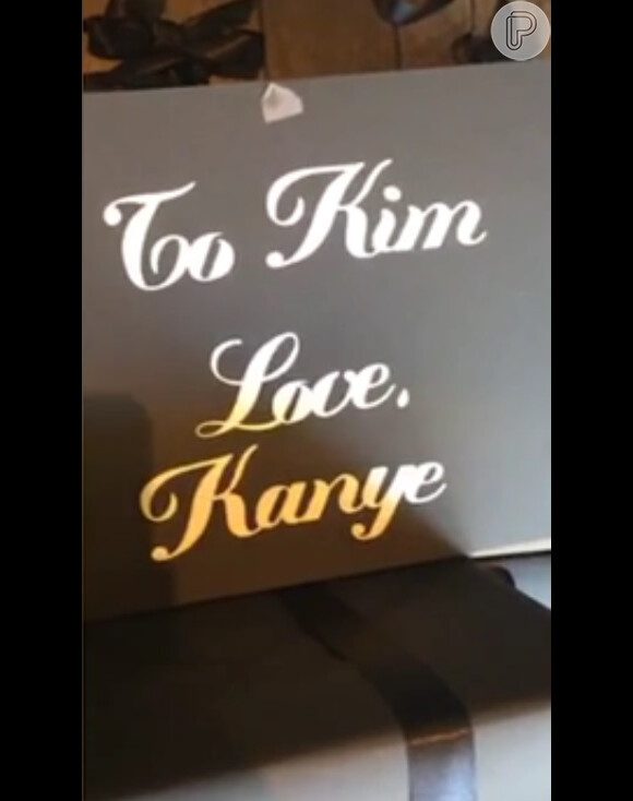 Kanye West mostra uma das embalagens dos presentes que deu para Kim Kardashian de Natal