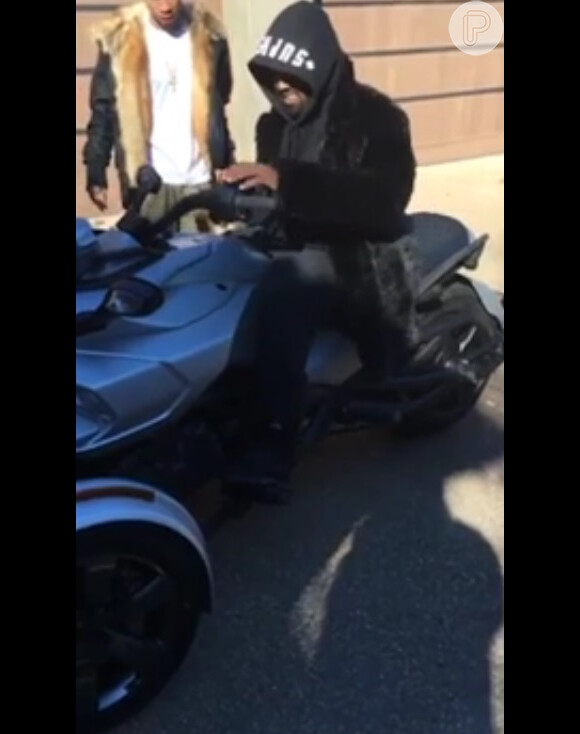 Kanye West mostra triciclo Can-Am Spyder de US$ 15 mil, cerca de R$ 57 mil, que ganhou de Kim Kardashian no Natal
