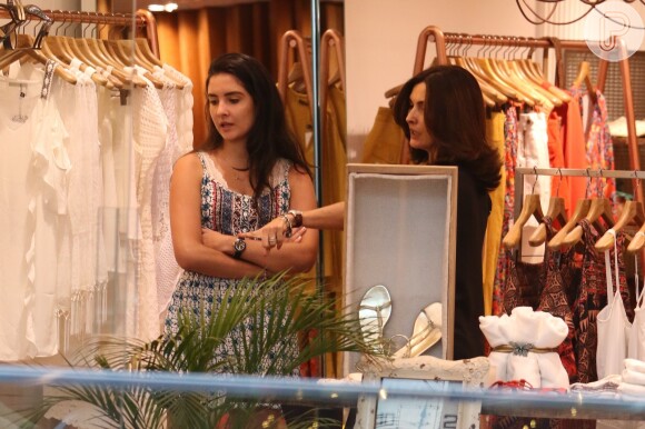 Fátima Bernardes conversa com Beatriz durante tarde de compras em shopping