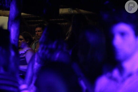 Thaila Ayala e o namorado Adam Senn curtem festa em Trancoso, nesta segunda-feira 28 de dezembro de 2015