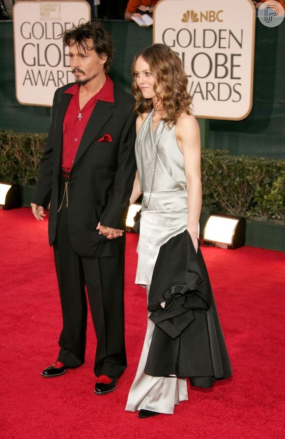 Johnny Depp e Vanessa Paradis não se casaram oficialmente, mas o ator deu a ela cerca de R$ 360 milhões de libras. Os dois foram casados por 14 anos e teve dois filhos