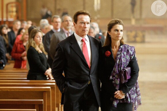 Maria Shiver terminou com Arnold Schwarzenegger após descobrir que ele teve um caso com a empregada, em 2011. O ator precisou pagar 200 milhões de dólares para a ex-mulher