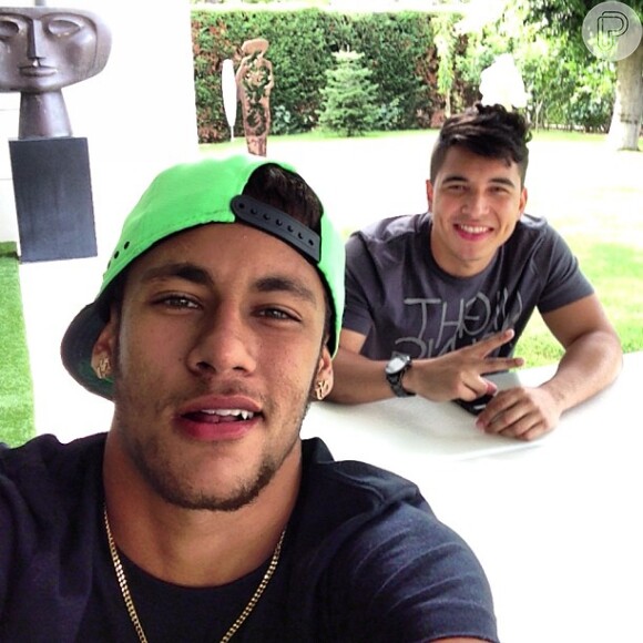 Neymar curte dia de folga com amigo depois da Supercopa da Espanha, em 29 de agosto de 2013