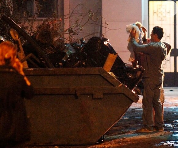 Bruno (Malvino Salvador) encontra Paulinha (Klara Castanho) numa caçamba de lixo, em cena da primeira fase de 'Amor à Vida'