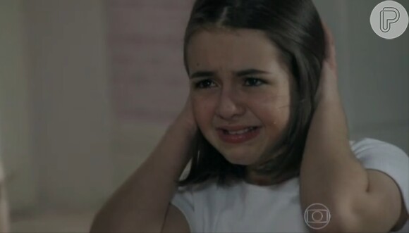 Paulinha (Klara Castanho) fica chocada ao saber que foi encontrada no lixo, em 'Amor à Vida'