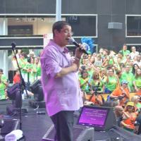 Zeca Pagodinho canta com Gusttavo Lima e anima público no Brazilian Day, em NY