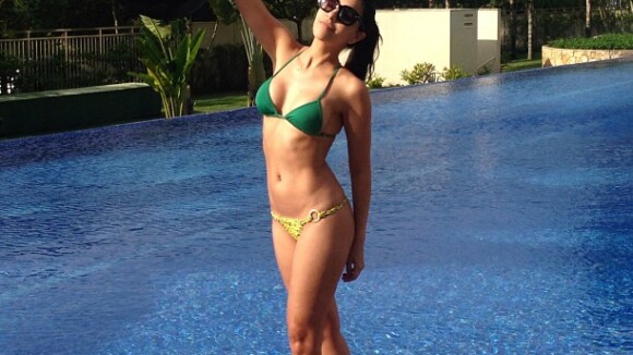 Mariana Rios exibe corpo em forma durante tarde em piscina com amigos