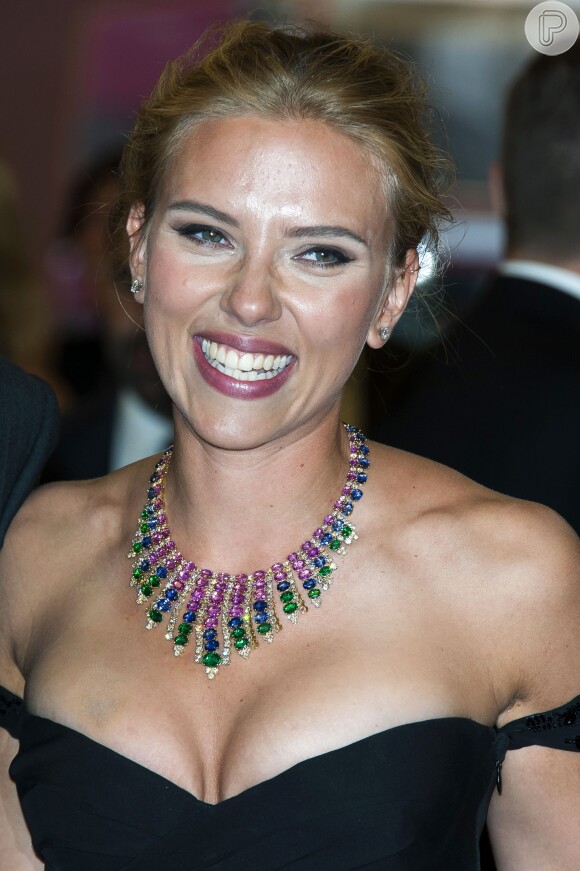 Scarlett Johansson usou joias Bvulgari na première de 'Under The Skin'