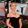 Scarlett Johansson chamou a atenção dos fotógrafos com o vestido Versace tomara que caia que usou no tapete vermleho de 'Under The Skin'