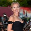 Scarlett Johansson apareceu com um vestido Versace na première de 'Under The Skin' durante o Festival Internacional de Cinema de Veneza