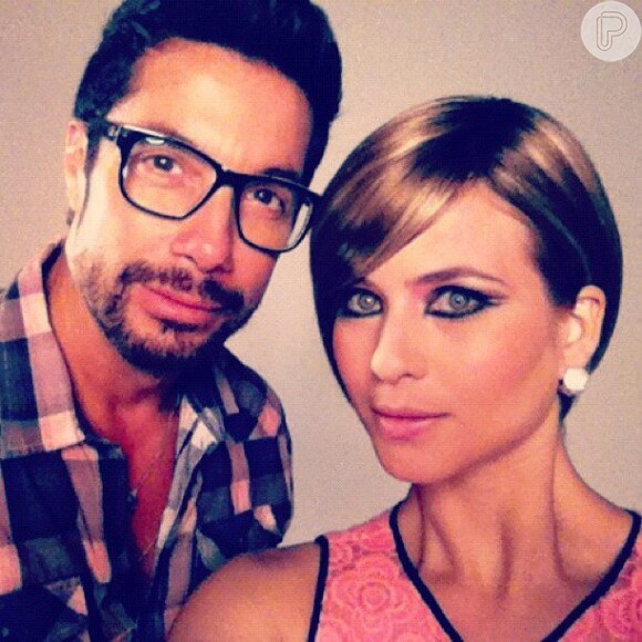 Luiza Valdetado e o maquiador Fernando Torquatto nos bastidores de um  ensaio fotográfico