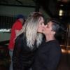Thammy Miranda ganha beijo da namorada, Nilceia Oliveira, antes de sua festa de 31 anos em uma boate de São Paulo