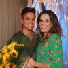 Thammy Miranda posa com Nilciea Oliveira após ser pedida em casamento no palco do programa de Eliana