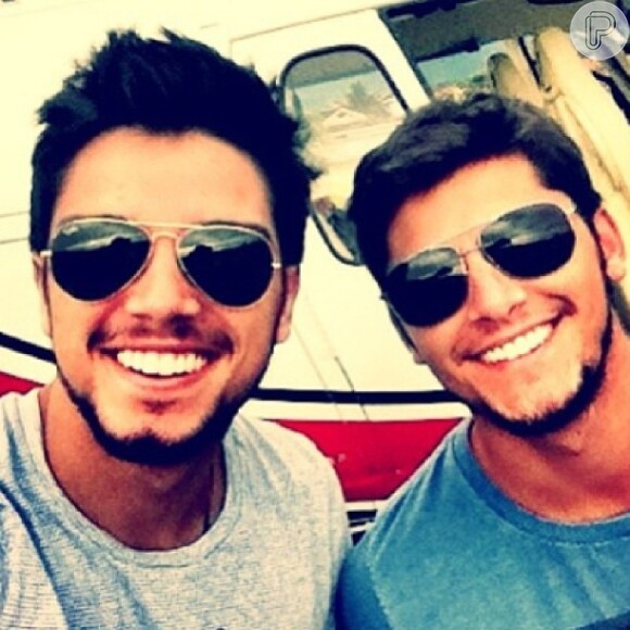 Bruno Gissoni, no ar em 'Flor do Caribe' postou foto com o irmão Rodrigo Simas