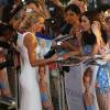 Atriz Naomi Watts atende aos seus fãs na première do filme 'Diana'