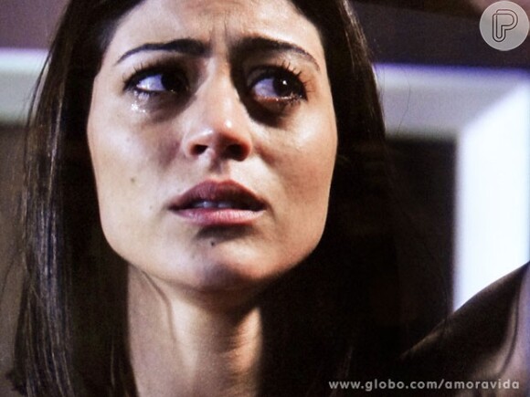 Silvia (Carol Castro) descobre que terá que passar por uma mastectomia e pede que Patrícia (Maria Casadevall) não tire Michel (Caio Castro) dela, em 'Amor à Vida'