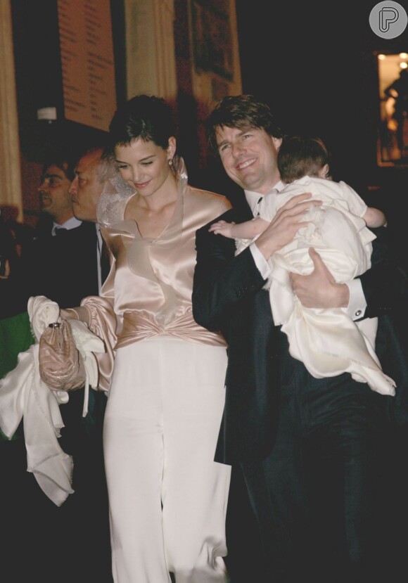 Katie Holmes e Tom Cruise saem juntos de evento com Suri ainda recém-nascida