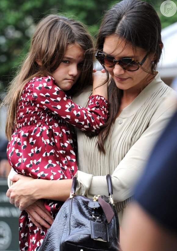 Katie Holmes carrega sua filha Suri, fruto de seu relacionamento com Tom Cruise