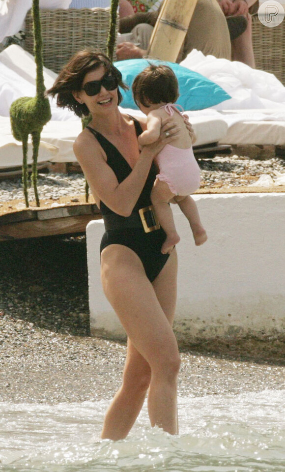 Katie Holmes, de maiô, curte dia com a pequena Suri, em 2006