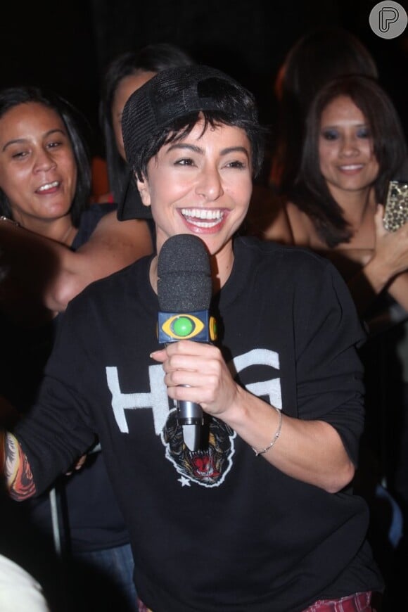 Sabrina Sato grava programa vestida de 'homenzinho'