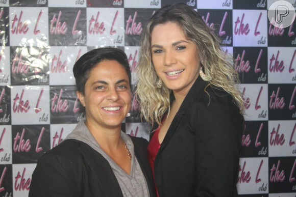 Thammy Miranda segue comemorando o seu aniversário com a namorada, Nilceia Oliveira, em boate gay de São Paulo