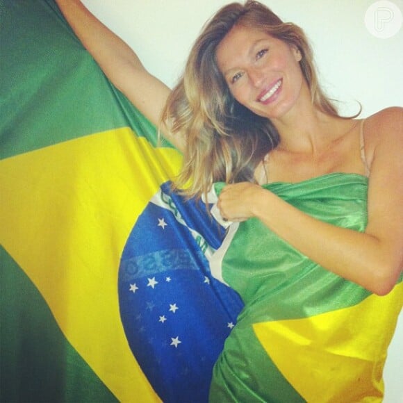 Gisele Bündchen postou foto enrolada na bandeira do Brasil no Instagram para comemorar o Dia da Independência do Brasil, neste sábado, 7 de setembro de 2013