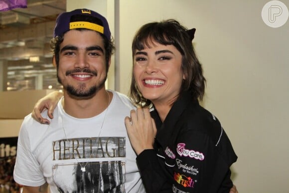 Caio Castro e Maria Casadevall sorriem e se abraçam em evento de beleza, em São Paulo, neste domingo (8)