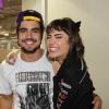 Caio Castro e Maria Casadevall posam sorridentes e abraçados em feira de beleza, em São Paulo, neste domingo (8)