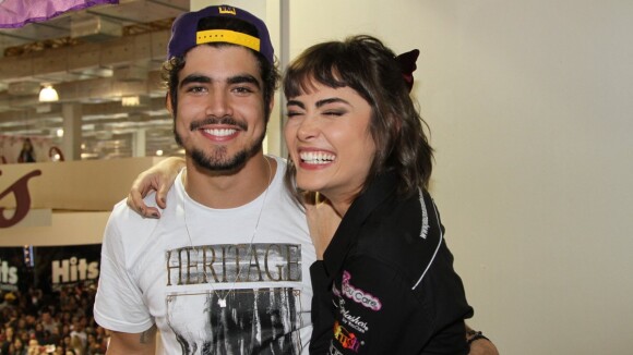 Maria Casadevall e Caio Castro posam abraçados e sorridentes em evento em SP