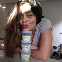 Juliana Paes exibe olheiras e mostra com sorriso seu banco de leite