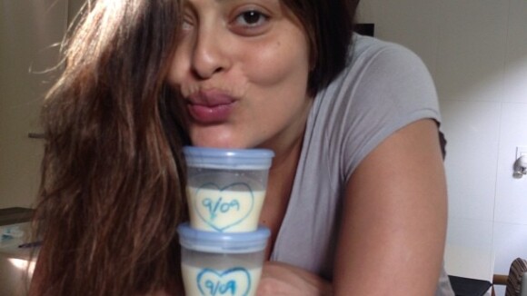 Juliana Paes exibe olheiras e mostra com sorriso seu banco de leite