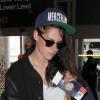 No dia 19 de agosto de 2013, Kristen Stewart foi flagrada no aeroporto de Los Angeles a caminho de Berlin. Na ocasião, ela usava um boné, que escondia a falha no cabelo