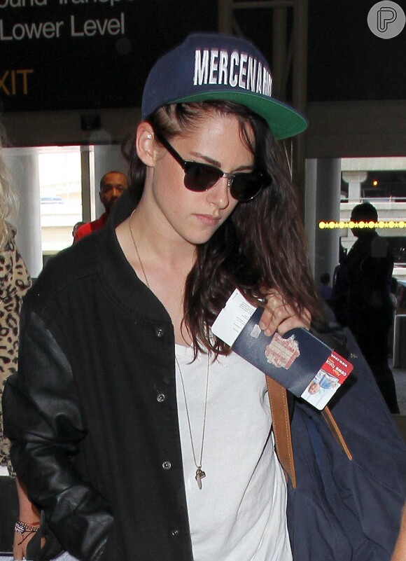 No dia 19 de agosto de 2013, Kristen Stewart foi flagrada no aeroporto de Los Angeles a caminho de Berlin. Na ocasião, ela usava um boné, que escondia a falha no cabelo