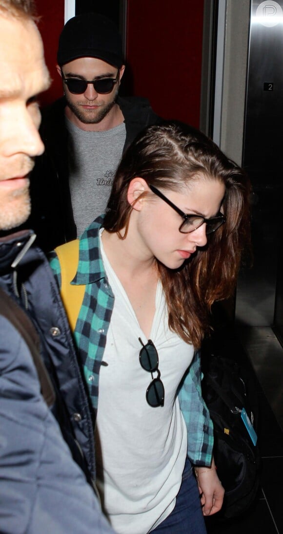 Enquanto namorava Robert Pattinson, o lado direito do couro cabeludo de Kristen Stewart não apresentava a falha. De acordo com amigos da atriz, o estado mental dela é frágil
