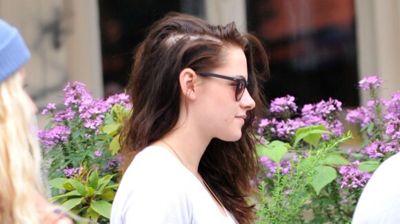 Kristen Stewart perde cabelo por estresse desde término com Robert Pattinson