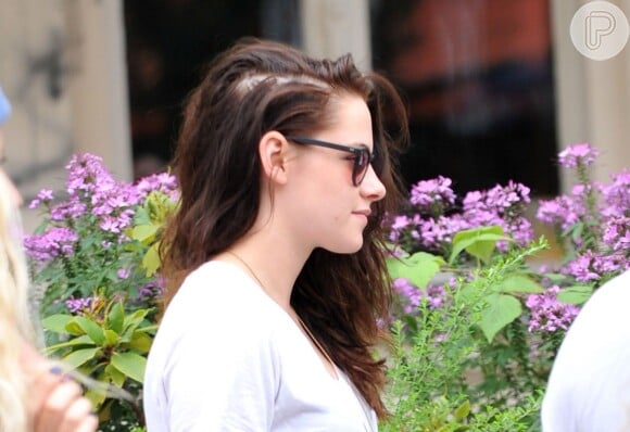 Falha no lado direito do couro cabeludo de Kristen Stewart é 'eflúvio telógeno'. 'Isto significa que o crescimento de cabelo é interrompido prematuramente, assim como o ciclo de crescimento', comentou um especialista