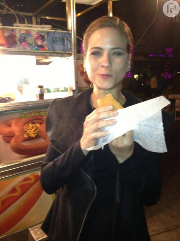 'NY sempre termina com o hot dog... Aff... Como é bom!', escreveu a atriz na legenda da foto postada em sua página do Facebook