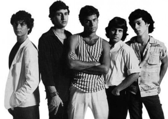 Cazuza foi líder da banda Barão Vermelho, da qual saiu em julho de 1985, durante os ensaios do quarto álbum da banda. Frejat, então, assumiu os vocais