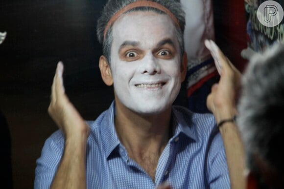 Otaviano Costa faz maquiagem para se caracterizar de palhaço