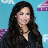 Demi Lovato foi à coletiva com os cabelos ainda mais escuros, em 18 de dezembro de 2012