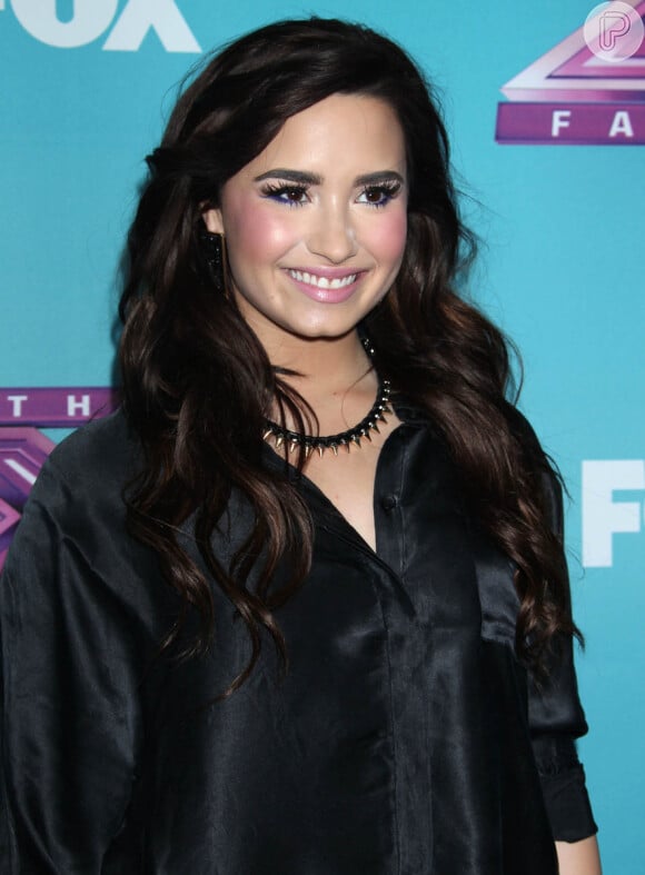 Demi Lovato foi à coletiva com os cabelos ainda mais escuros, em 18 de dezembro de 2012